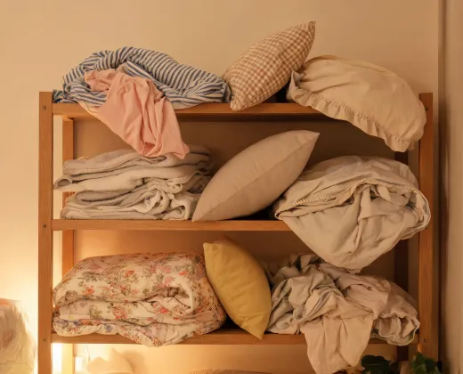 Unplanned bedding shelf with mixed sizes